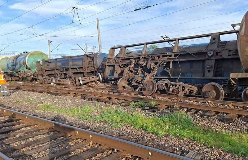 В Еврейской автономной области пять цистерн с судовым топливом сошли с рельсов