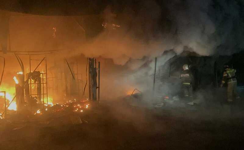 В Екатеринбурге вспыхнул комплекс гаражей