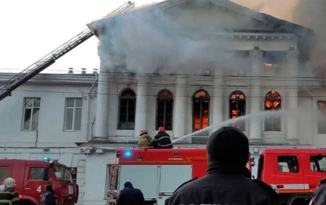 В Полтаве загорелись ночной клуб и ресторан: дым поднялся до небес