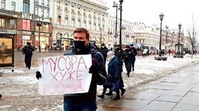 В Петербурге правозащитника будут судить за плакат «мусора хуже *****»