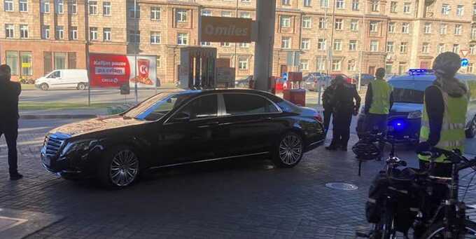 В Риге ищут водителя Maybach, который в центре города размахивал пистолетом и дрался