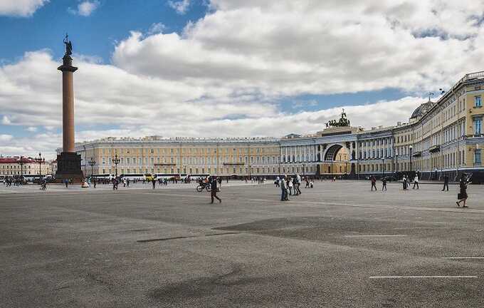 Неизвестный дрон упал на Дворцовой площади Петербурга