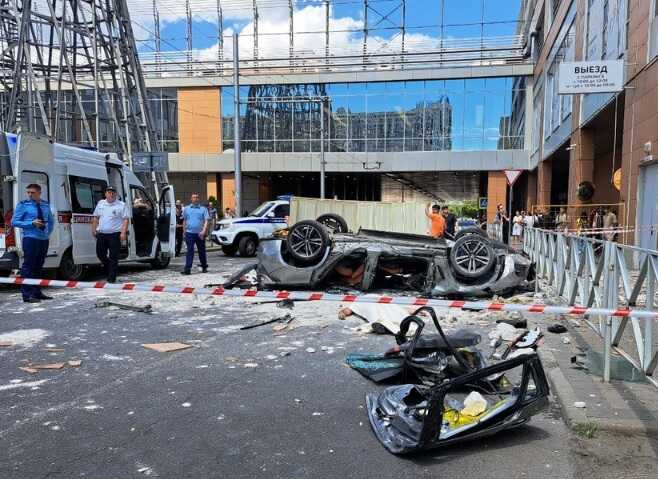 СК возбудил уголовное дело после падения иномарки с парковки ТРЦ в Краснодаре