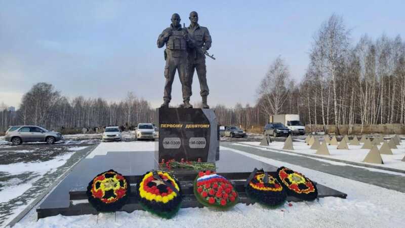 В Новосибирске на Гусинобродском кладбище установили памятник Пригожину и Уткину