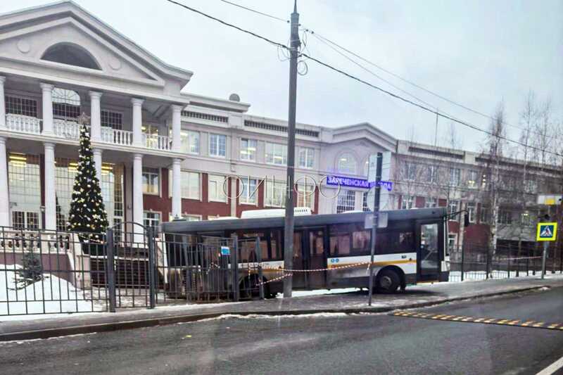 В Подмосковье автобус врезался в школьное здание