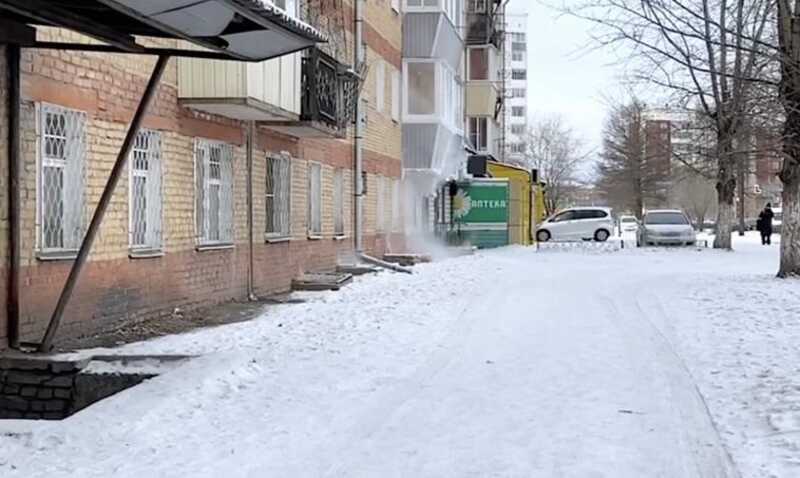 В Улан-Удэ после аварии на трубопроводе жители остались без отопления и с повреждённым имуществом