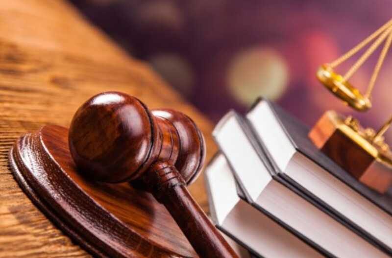 В Санкт-Петербурге генеральный директор студии пригрозил несовершеннолетней актрисе судом за поддержку режиссёра