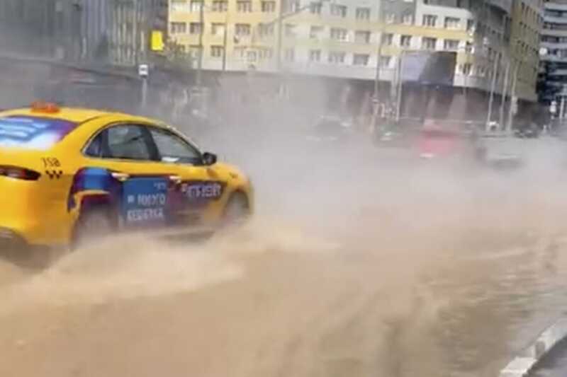 В Москве улицы затоплены горячей водой