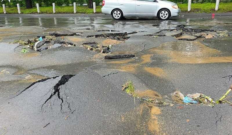 Автомобиль провалился под асфальт в Подмосковье из-за неблагоприятных погодных условий
