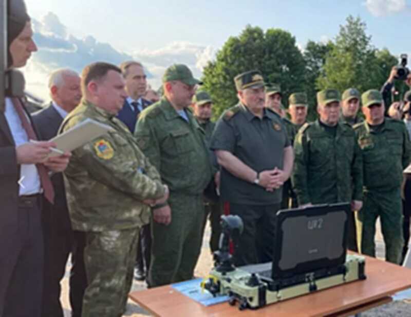 Лукашенко подчеркнул важную роль солдат и необходимость осторожности при использовании дронов