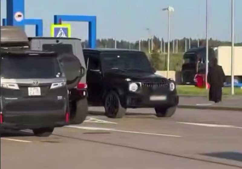 В центре Москвы были замечены священники на дорогих SUV