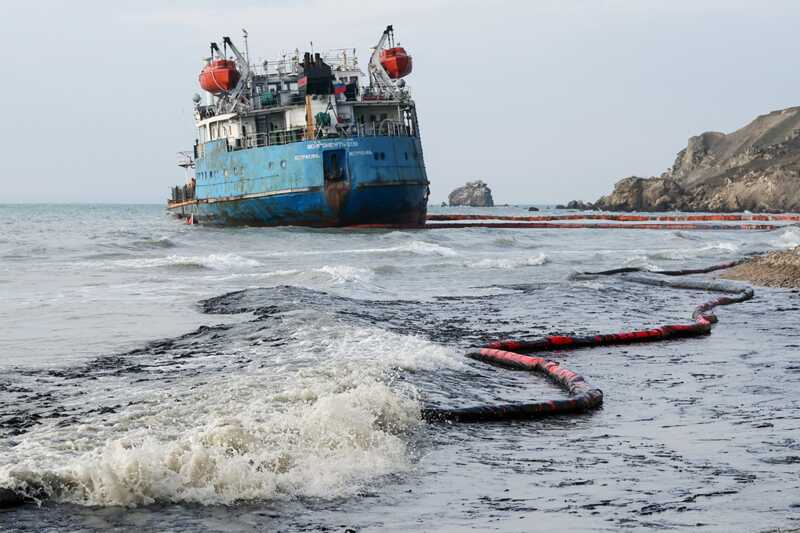 Росприроднадзор подтвердил, что выброс мазута из «Волгонефть-212» в Черное море продолжается