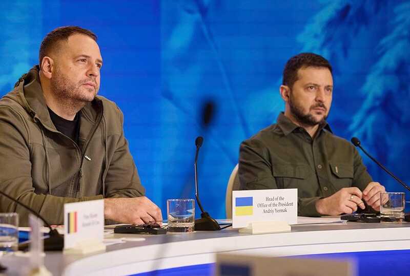 Зеленский и Ермак держат оружие возле себя на случай нападения, - Financial Times