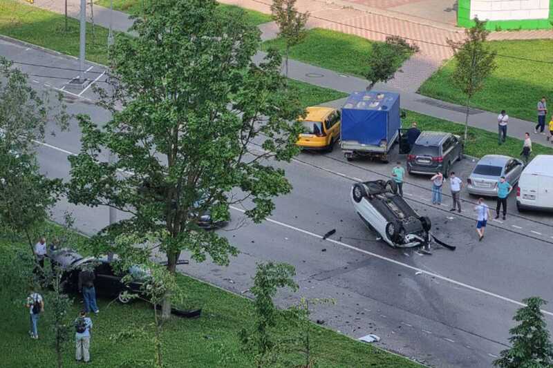 В Москве на дорожном участке опрокинулся автомобиль с пассажирами
