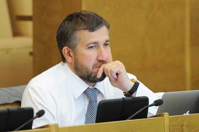 Депутат Григорий Аникеев в пять раз увеличил охрану на фоне расследований о махинациях в ОАЭ
