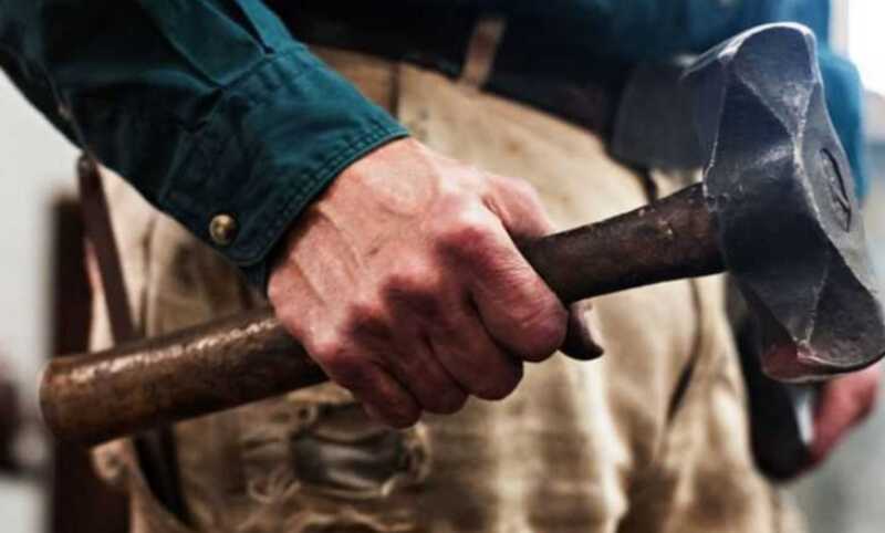Мужчина в столице Северной Осетии напал на собаку и пытался убить ее с помощью молотка