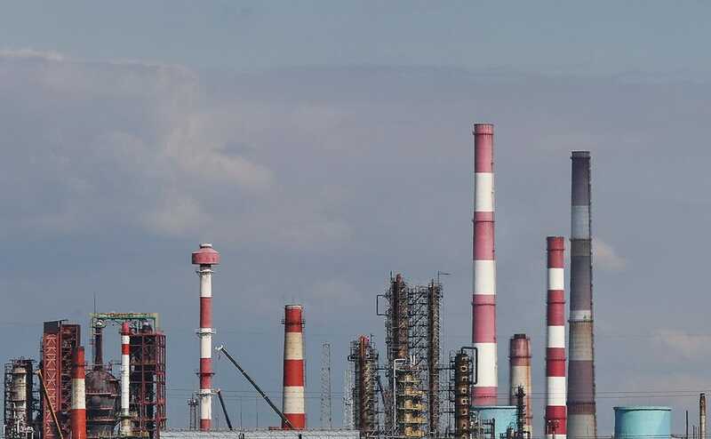 Волгоград затянуло черным дымом: компания осуществила «плановый выброс»